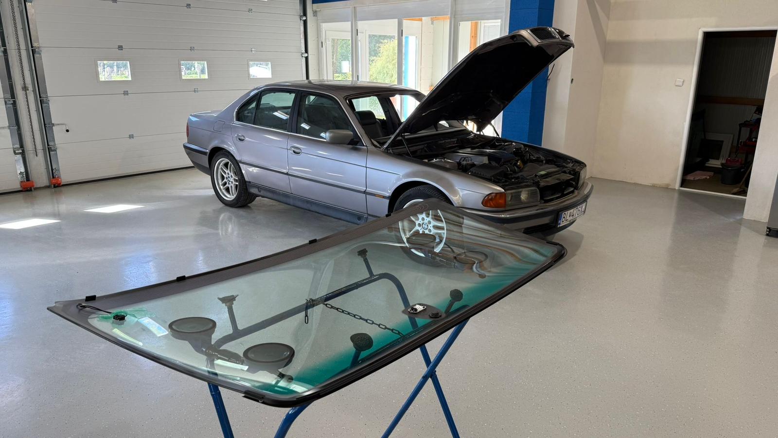 BMW E38 čakajúce na korekciu laku
